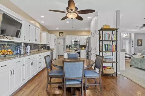 Kitchen - 4884 E Kingwood Ct, Springfield, MO 65809 photo 7 of 8
