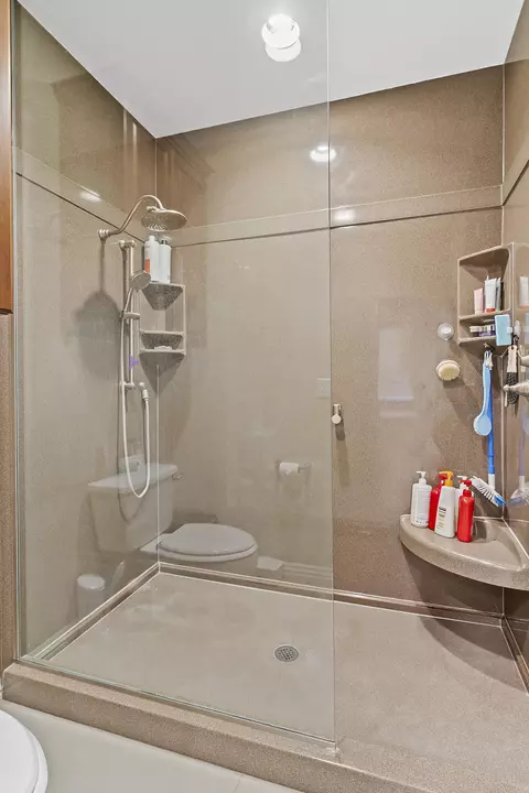 Bath - 4884 E Kingwood Ct, Springfield, MO 65809 photo 3 of 5