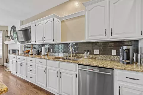 Kitchen - 4884 E Kingwood Ct, Springfield, MO 65809 photo 5 of 8