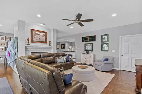 Living - 4884 E Kingwood Ct, Springfield, MO 65809 photo 7 of 10