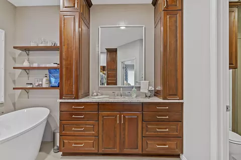 Bath - 4884 E Kingwood Ct, Springfield, MO 65809 photo 2 of 5