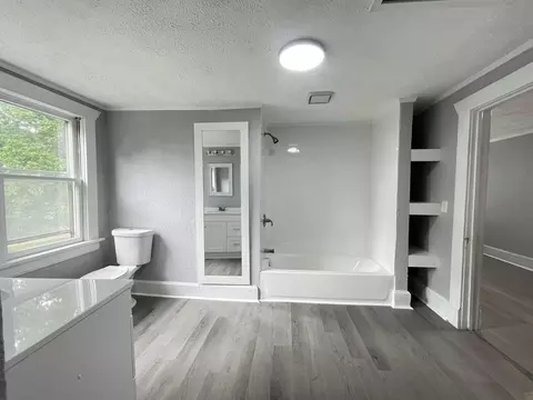 Bath - 1422 N Texas Ave, Springfield, MO 65802 photo 2 of 4