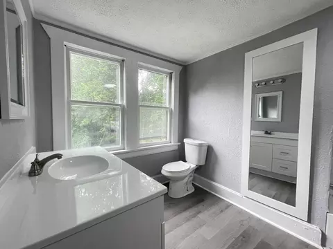 Bath - 1422 N Texas Ave, Springfield, MO 65802 photo 3 of 4