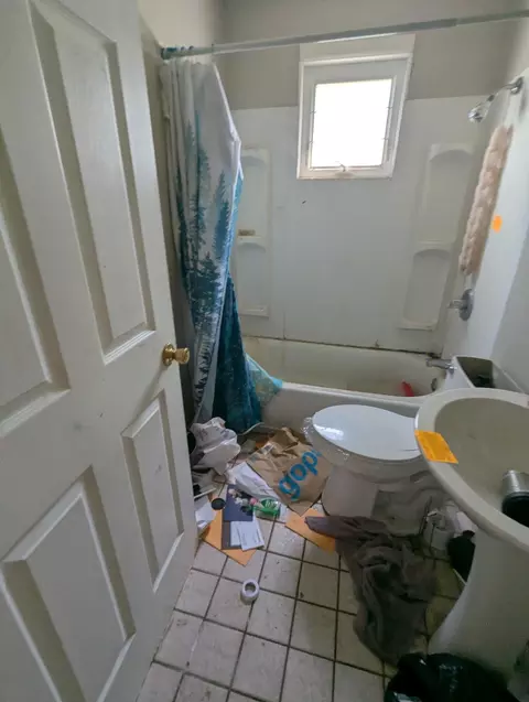 Bath - 421 S West Ave, Springfield, MO 65806 photo 2 of 2