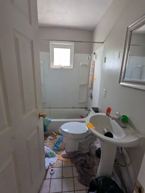 Bath - 421 S West Ave, Springfield, MO 65806 photo 1 of 2
