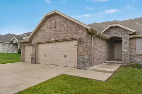 Exterior - 4318 E Kentbrook Dr, Springfield, MO 65802 photo 4 of 11