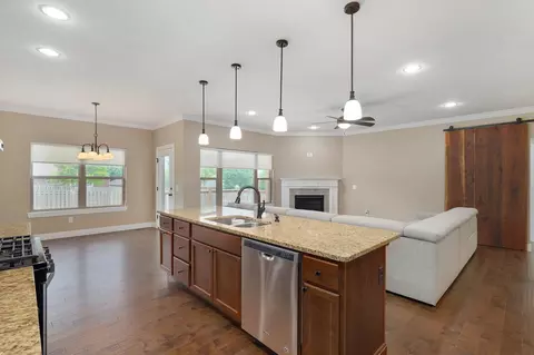 Living - 4318 E Kentbrook Dr, Springfield, MO 65802 photo 5 of 5