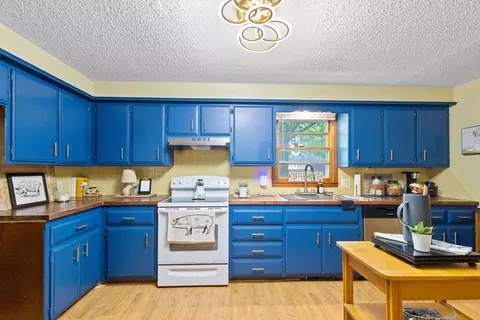 Kitchen - 3355 S Robberson Ave, Springfield, MO 65807 photo 2 of 6