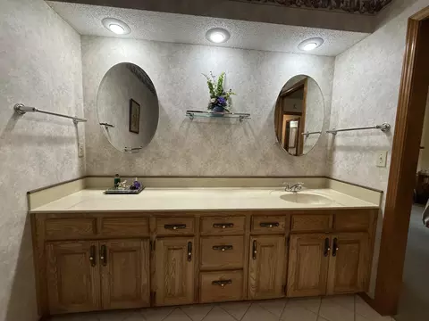 Bath - 1443 E Powell St, Springfield, MO 65804 photo 2 of 4