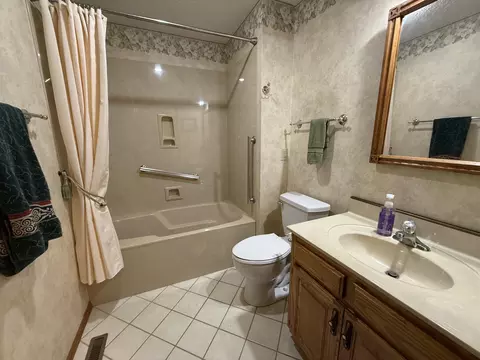 Bath - 1443 E Powell St, Springfield, MO 65804 photo 4 of 4