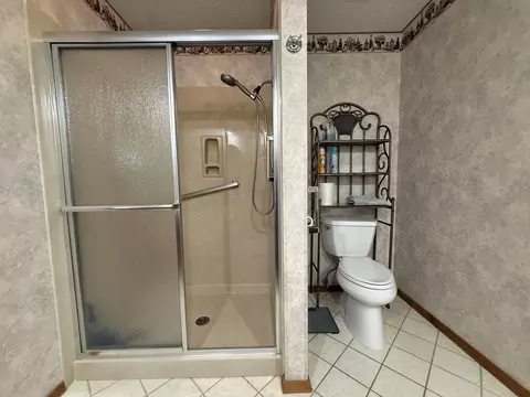 Bath - 1443 E Powell St, Springfield, MO 65804 photo 3 of 4