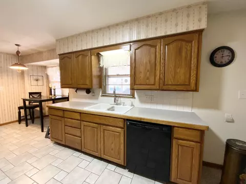 Kitchen - 2049 S Brighton Dr, Springfield, MO 65804 photo 3 of 4
