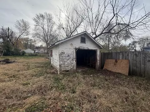 Exterior - 2516 W Elm St, Springfield, MO 65806 photo 3 of 4