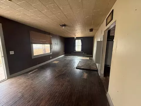 Living - 2516 W Elm St, Springfield, MO 65806 photo 2 of 3