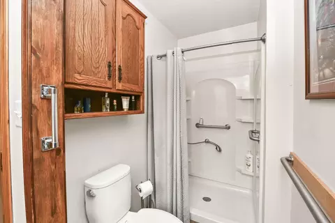 Bath - 6208 E Spring Circle Dr, Springfield, MO 65809 photo 2 of 5