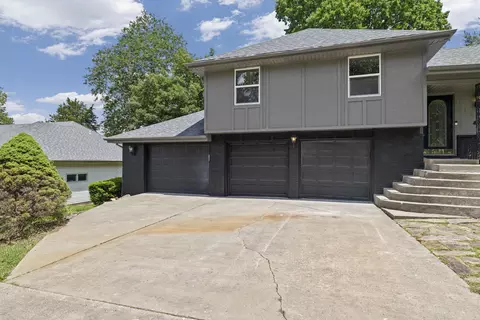Exterior - 1520 S Devon Rd, Springfield, MO 65809 photo 2 of 8
