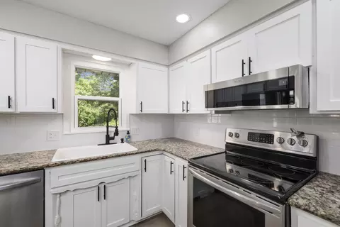 Kitchen - 1520 S Devon Rd, Springfield, MO 65809 photo 3 of 3