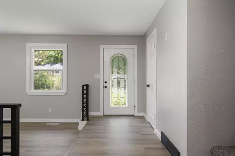 Entry Way - 1520 S Devon Rd, Springfield, MO 65809 photo 2 of 5