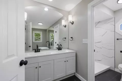 Bath - 1520 S Devon Rd, Springfield, MO 65809 photo 2 of 9