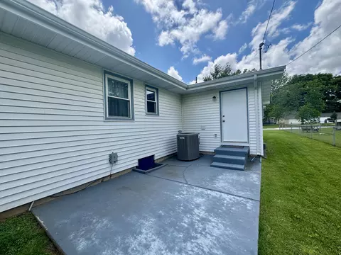 Exterior - 2425 E Loren St, Springfield, MO 65804 photo 5 of 9