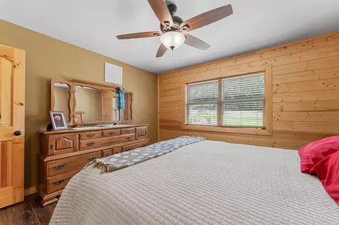 Bedroom - 237 Tanglewood St, Shell Knob, MO 65747 photo 2 of 5