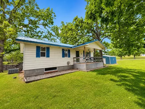 911 N Center St, Willow Springs, MO 65793