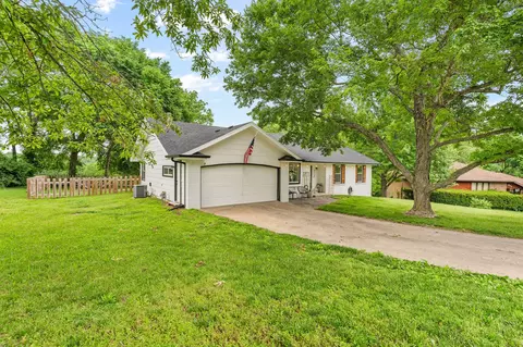 Exterior - 923 E Bluff Dr, Springfield, MO 65803 photo 4 of 8