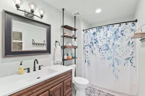 Bath - 923 E Bluff Dr, Springfield, MO 65803 photo 1 of 2