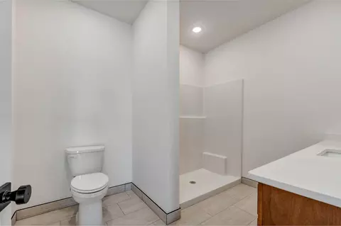 Bath - 2079 N Silver Charm Ave, Springfield, MO 65802 photo 7 of 8
