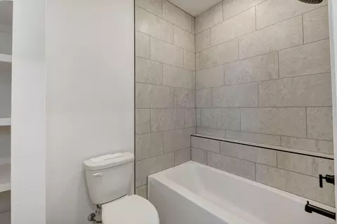 Bath - 2079 N Silver Charm Ave, Springfield, MO 65802 photo 6 of 8