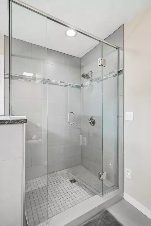 Bath - 3454 N Prince Ln, Springfield, MO 65803 photo 4 of 8
