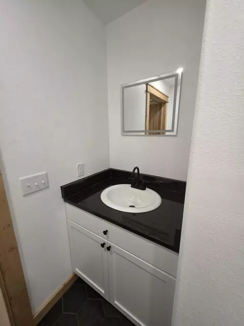 Bath - 203 Juniper Ave, Cabool, MO 65689 photo 5 of 5
