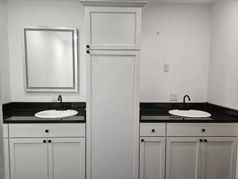Bath - 203 Juniper Ave, Cabool, MO 65689 photo 2 of 5