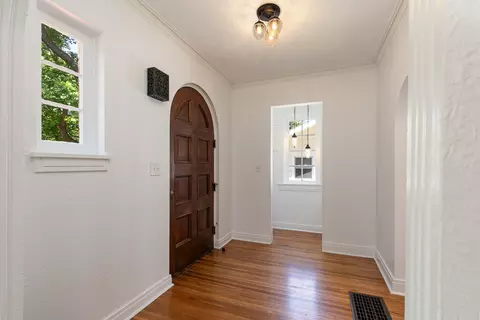 Entry Way - 924 S Pickwick Ave, Springfield, MO 65804 photo 1 of 8