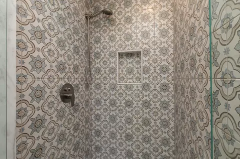 Bath - 924 S Pickwick Ave, Springfield, MO 65804 photo 3 of 6