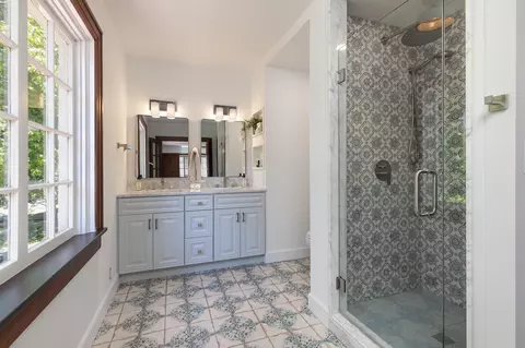 Bath - 924 S Pickwick Ave, Springfield, MO 65804 photo 2 of 6
