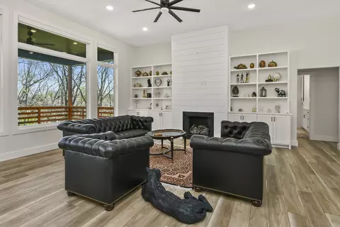 Living - 6038 S Maryland Ave, Springfield, MO 65810 photo 3 of 5