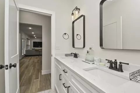 Bath - 6038 S Maryland Ave, Springfield, MO 65810 photo 8 of 8