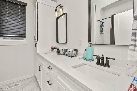 Bath - 6038 S Maryland Ave, Springfield, MO 65810 photo 3 of 8