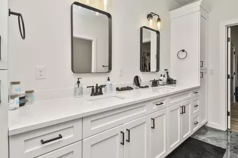 Bath - 6038 S Maryland Ave, Springfield, MO 65810 photo 1 of 8