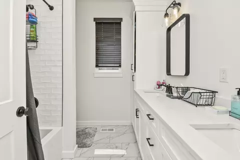 Bath - 6038 S Maryland Ave, Springfield, MO 65810 photo 5 of 8