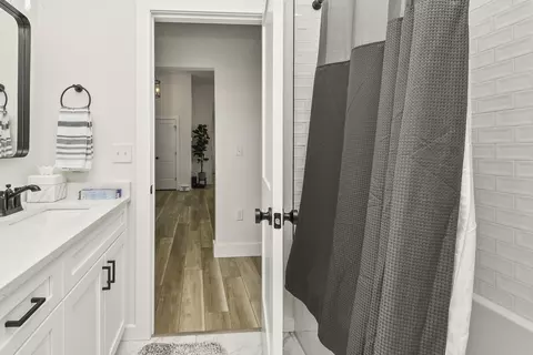 Bath - 6038 S Maryland Ave, Springfield, MO 65810 photo 4 of 8