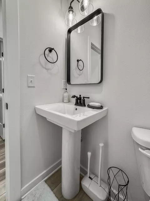 Bath - 6038 S Maryland Ave, Springfield, MO 65810 photo 6 of 8
