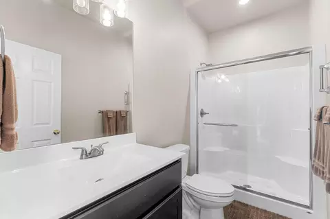 Bath - 121 Lenhart Ln, Branson, MO 65616 photo 2 of 10