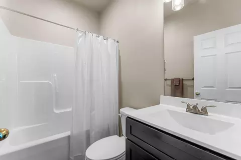 Bath - 121 Lenhart Ln, Branson, MO 65616 photo 3 of 10