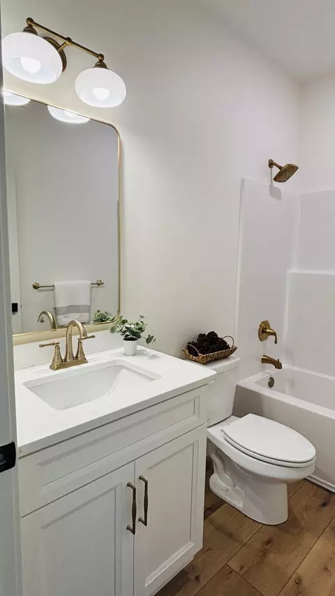 Bath - 3714 W Rosebrier Ct, Springfield, MO 65807 photo 3 of 4