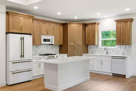 Kitchen - 3714 W Rosebrier Ct, Springfield, MO 65807 photo 2 of 4