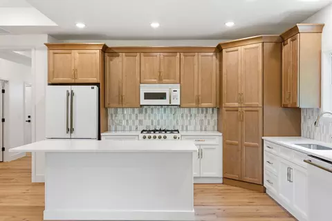 Kitchen - 3714 W Rosebrier Ct, Springfield, MO 65807 photo 3 of 4