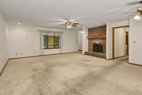 Living - 470 Forest Dr, Marshfield, MO 65706 photo 3 of 5
