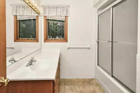 Bath - 470 Forest Dr, Marshfield, MO 65706 photo 4 of 5